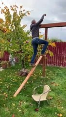 Il traverse en équilibre la poutre... et tombe à la fin en descendant !