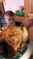 Il cache un poulet dans la dinde de Thanksgiving !