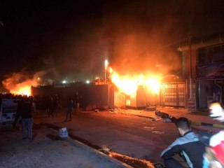 Irak'ın Necef kentinde göstericiler İran Başkonsoluğunu ateşe verdi