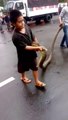 Cet enfant joue avec un énorme python... Même pas peur