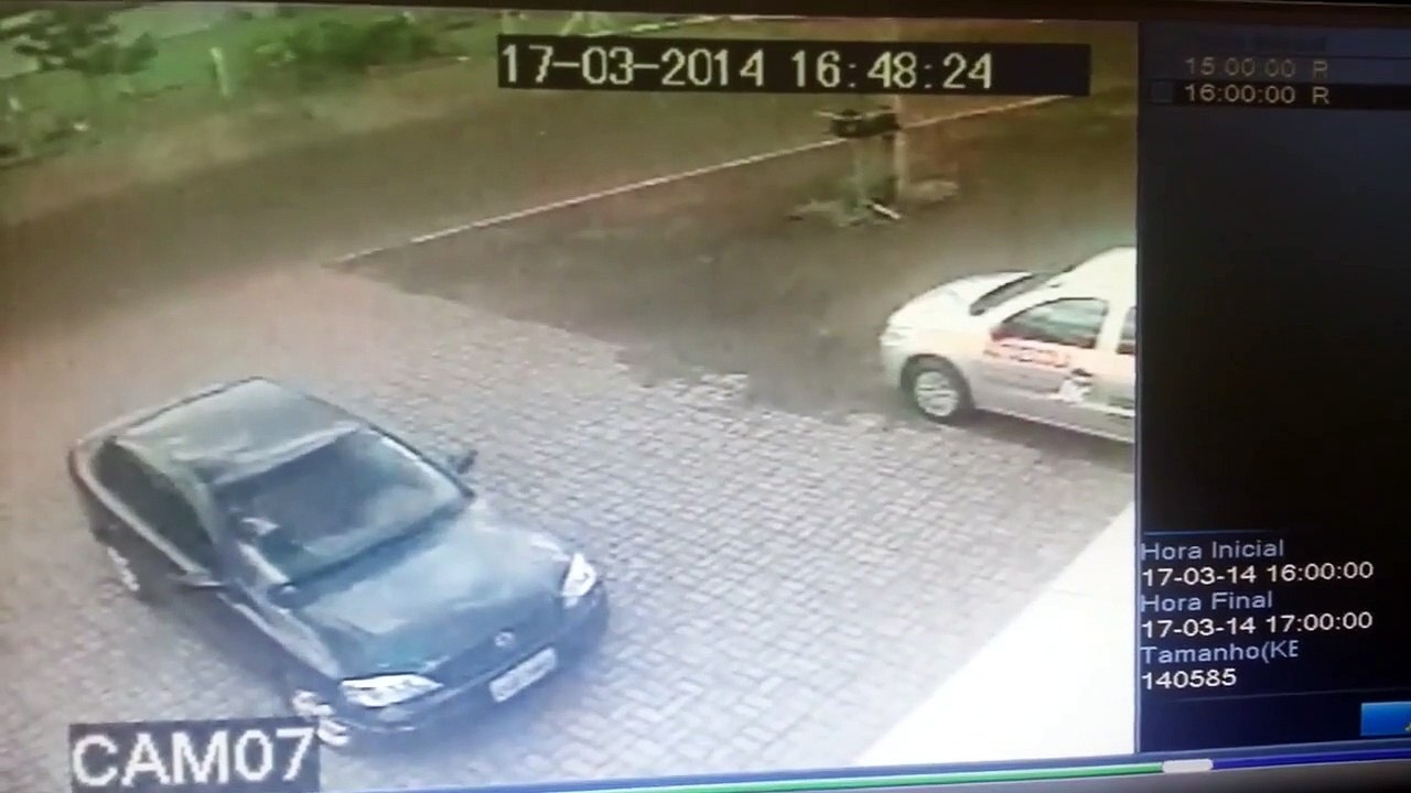 Ce motard termine sa route sur un matelas! Chanceux