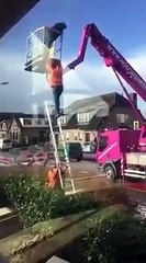 Pas la façon la plus simple de descendre d'une nacelle... risqué