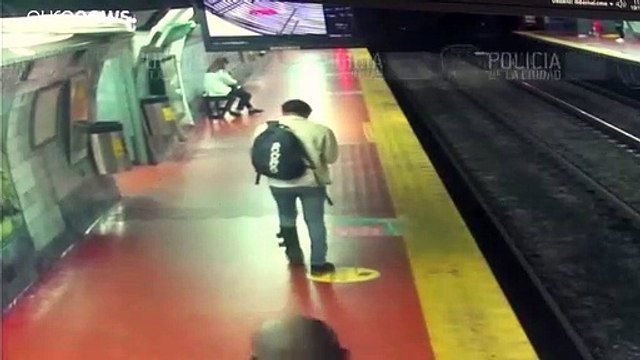شاهد: رجل ينشغل بهاتفه ويسقط على سكة مترو بوينس آيرس