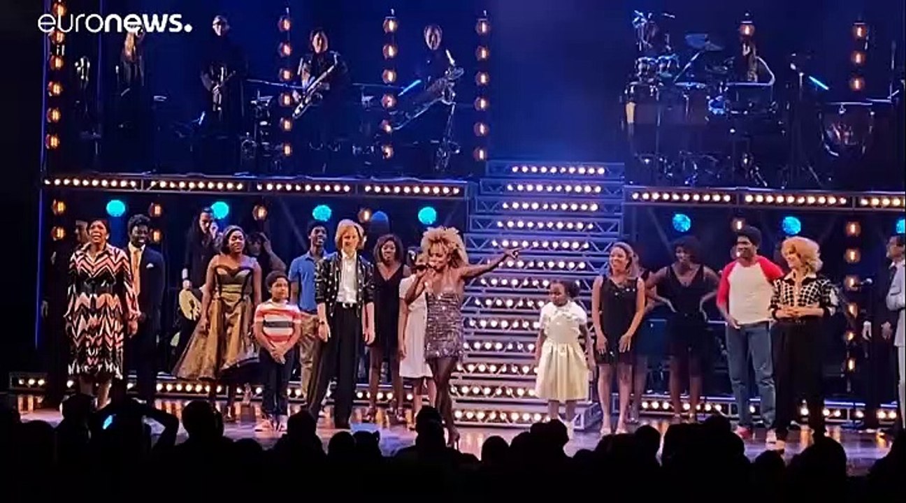 Broadway-Ensemble singt 'Happy Birthday' für Tina Turner
