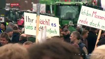 Çiftçilerden Paris sokaklarında traktörlü protesto