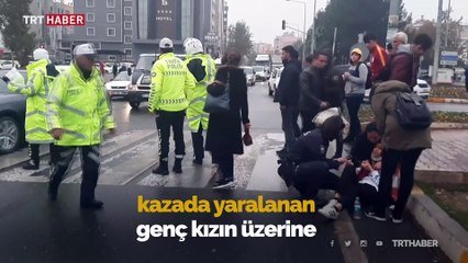 Polis, yerde yatan yaralıyı montuyla ısıttı