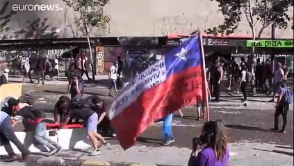 Scontro permanente in Cile fra manifestanti e polizia