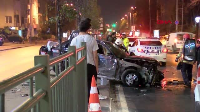 Beşiktaş'ta otomobil refüje çıktı 1 yaralı