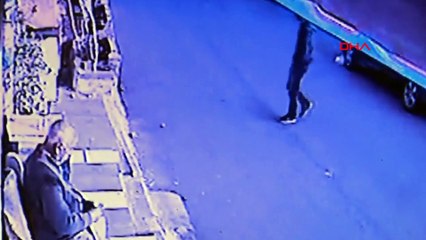 Tokalaşma bahanesiyle yaklaşıp, elindeki parayı alıp kaçtı