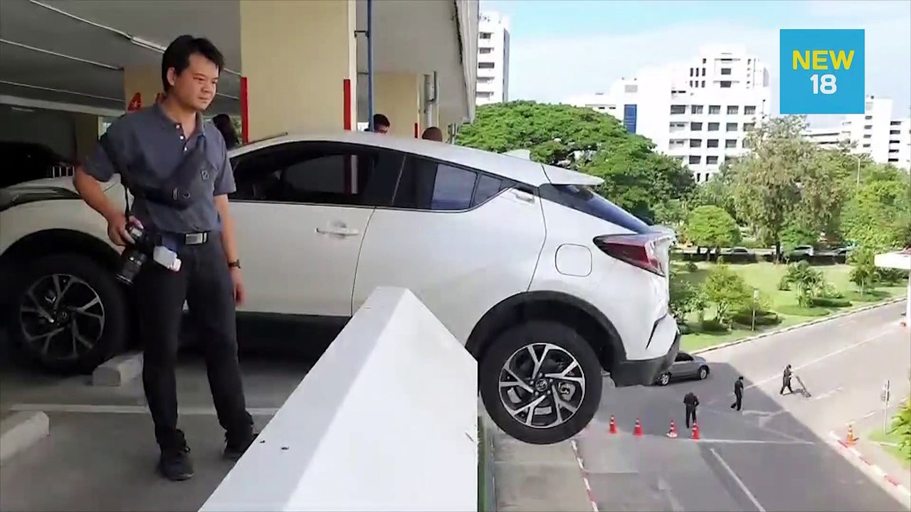ระทึกเจ้าหน้าที่ อย. ถอยรถป้ายแดงทะลุราวกั้นลานจอดติดครึ่งคัน | NEW18