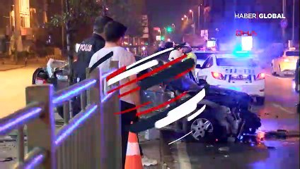 Demir bariyerlere çarpan araç hurdaya döndü: 1 yaralı