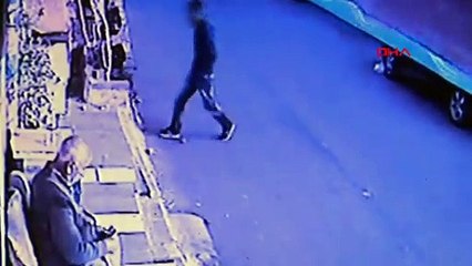 Tokalasma bahanesiyle yaklasip elindeki parayi alip kacti