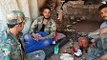 عناصر ميليشيا أسد يسخرون من الطعام المقدم لهم على جبهات إدلب (فيديو)