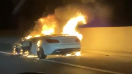 고속도로 달리던 승용차에서 불...4명 대피 / YTN