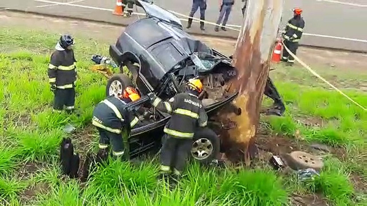 Motorista morre após colidir em árvore na estrada do Broa