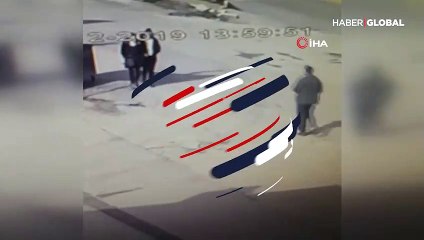 Kimyasal madde ile etrafa saldırdı! Dehşet anları kamerada