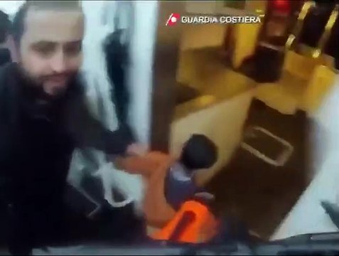 لحظات مرعبة في عرض البحر.. شاهد إنقاذ خفر السواحل الإيطالي 149 مهاجراً (فيديو)