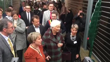 La Reine Paola visite l'école de Dour. Vidéo AU