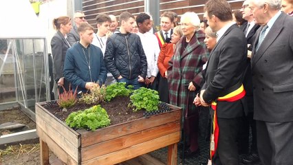 Dour . La reine Paola visite le jardin. Vidéo Eric Ghislain