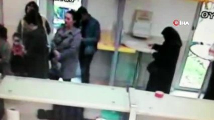 Çantadan el çabukluğu ile böyle cüzdan çaldı