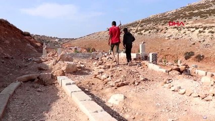 Suriyeli çocuklar, mezar kazarak ailelerine bakıyor