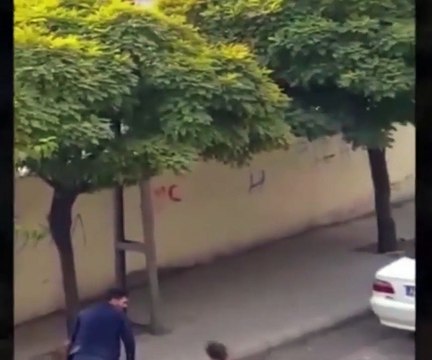 Sokak ortasında eşine tekme tokat saldırdı