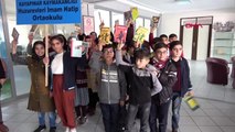 Diyarbakır'da öğrenciler halk otobüslerinde kitap okudu