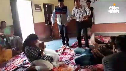 ट्रेनिंग में टीचर्स ने नागिन डांस पर लगाए ठुमके, सोशल मीडिया पर वीडियो वायरल 