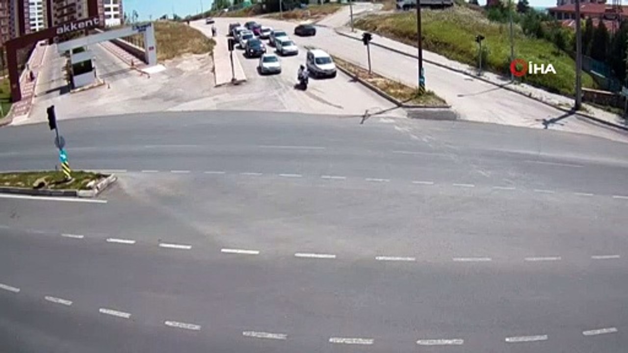 Işık ihlali yaptığı iddia edilen araç, motosiklete çarptı