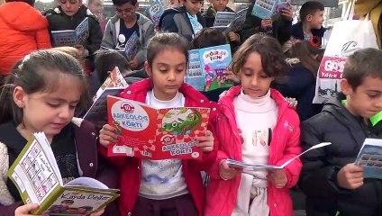 İlkokul öğrencileri otobüs duraklarında kitap okudu