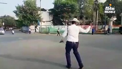 मोहसिन डांस से करते हैं ट्रैफिक कंट्रोल, इन्हें देख लोग भी कर रहे नियमों का पालन
