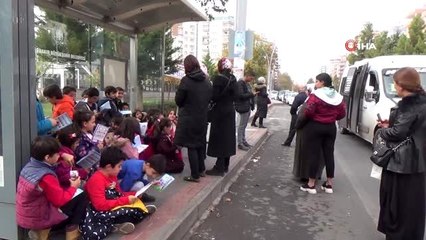 İlkokul öğrencileri otobüs duraklarında kitap okudu