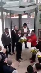 Vekaleten atanan müdüre konfetili, güllü karşılama!
