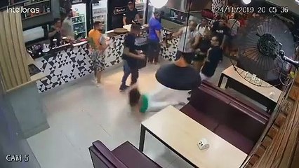 Vídeo viral: Estos 2 hombres atacan a una mujer en un bar porque su mesa estaba demasiado cerca de ellos