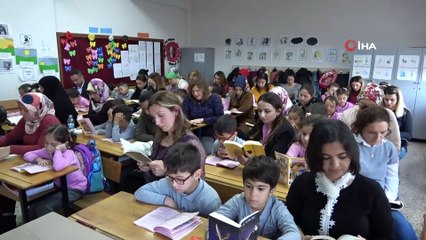 Öğrenci velileri, çocuklarıyla aynı sırayı paylaşıp kitap okuyor