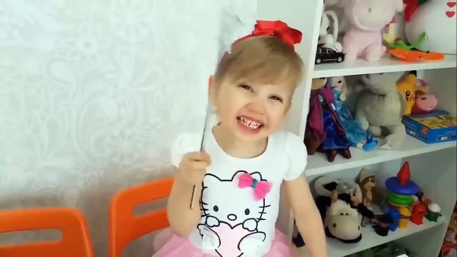 روما وديانا يلعبان في الخارج. قاما بنصب ترامبولين وقررا أن يلعبا عليها. على الرغم من ذلك، روما بدأ باللعب في دوره، ولم يسمح للديانا باللعب! ذهبت تشكو إلى والدها، لكن الوالد كان نائمًا. لذلك قامت ديانا بطلب ترامبولين جديدة، على ألا تسمح لروما بمشاركتها فيه