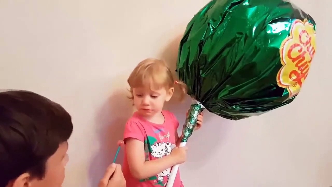 روما وديانا يلعبان في الخارج. قاما بنصب ترامبول...