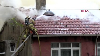 Fatih'te gecekondunun çatısında yangın