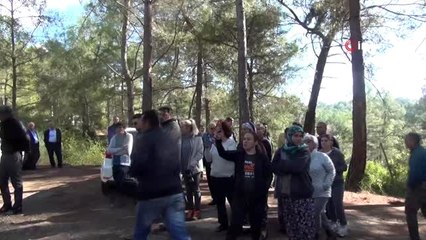 Fethiye'de kaçak yapıldığı belirlenen istinat duvarı iş makinesiyle yıkıldı