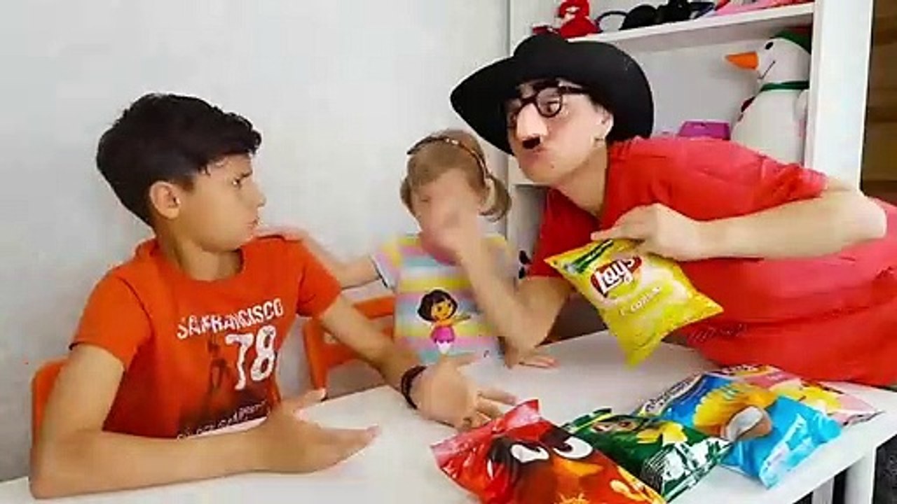 أطفال مضحك ضد شبح - جوني جوني أغاني الحضانة قافية وتعلم الألوان للأطفال - VLAD CRAZYSHOW - جوني جوني القوافي - الأطفال الحلوى Gombal - جوني جوني القوافي - ديانا لديها وحش أسفل سريرها - ديانا خائفة من الوحش الذي أسفل سريرها، لكن الوحش هو نفسه روما ويحاول إ