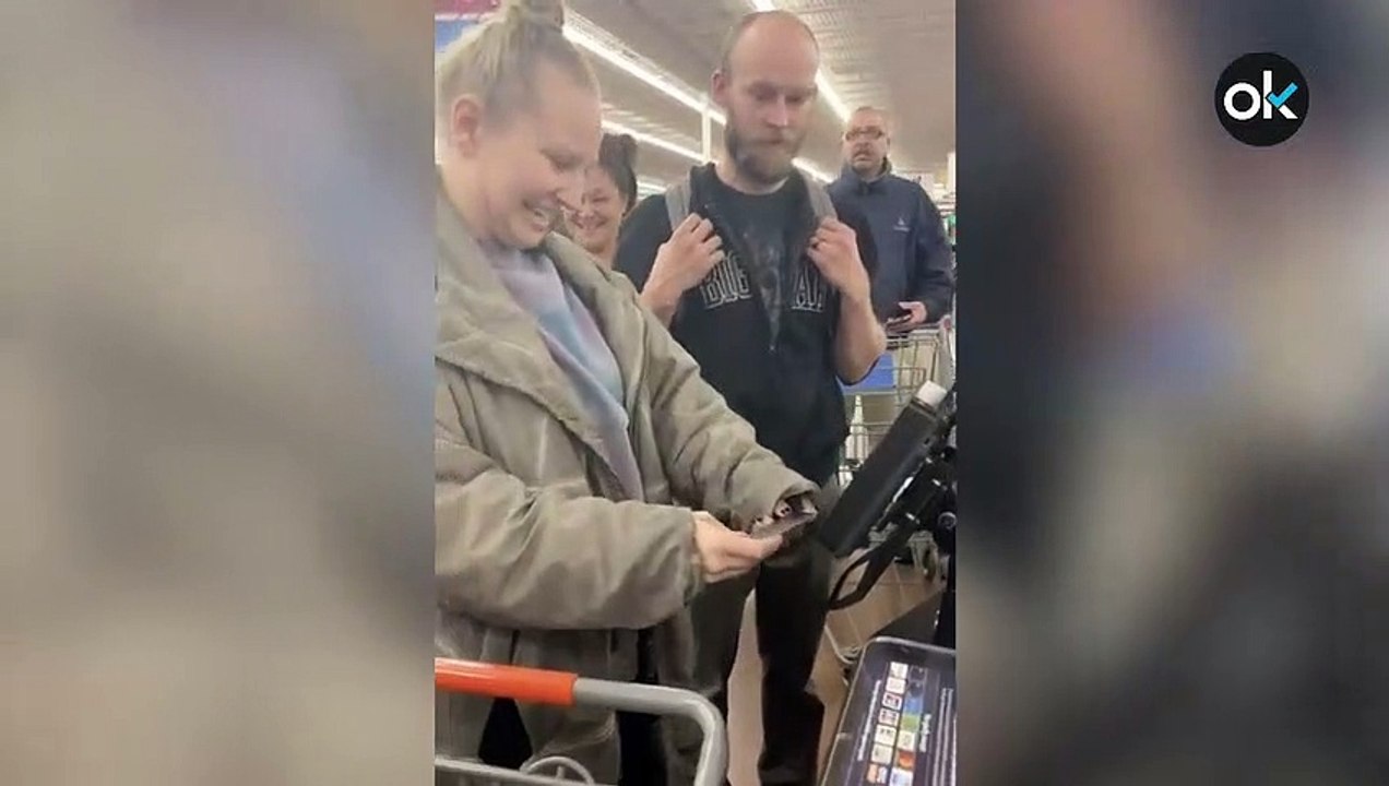 La cantante australiana Sia paga la compra de acción de gracias a desconocidos