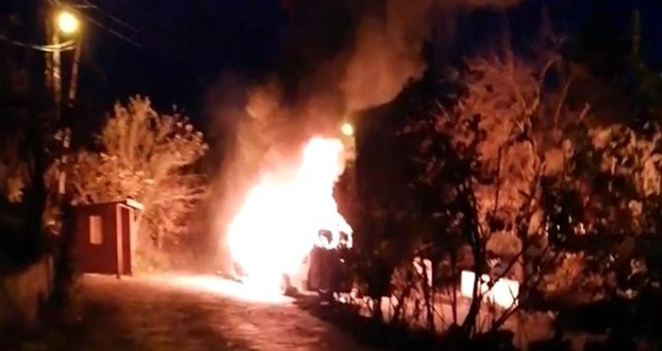 Seyir halindeki minibüs alev topuna döndü, 9 öğrenci son anda kurtuldu