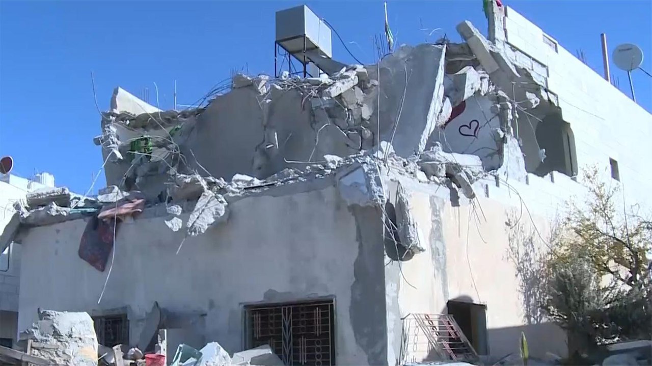 بحجة قتل جندي.. الاحتلال يهدم منازل 4 عائلات فلسطينية بالخليل