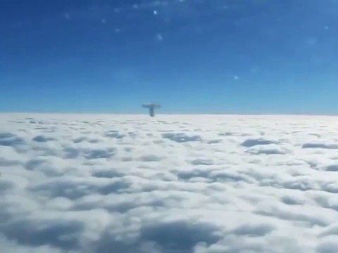 Dos ovnis saliendo de nave nodriza captado desde avión Comercial