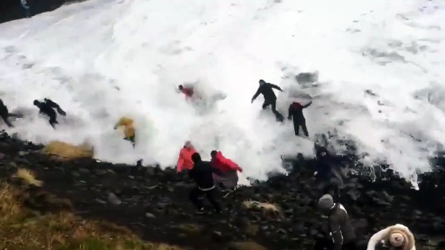 Islande : des touristes se font emportés par une énorme vague