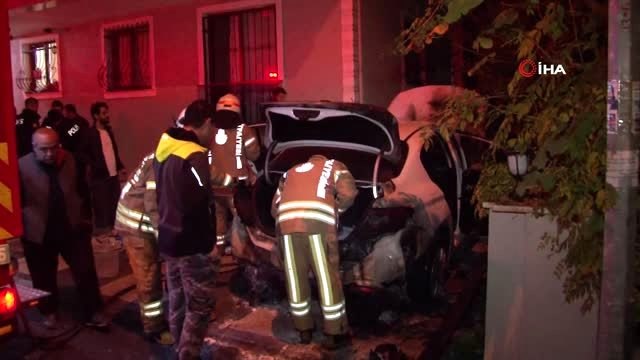 Kartal'da kundaklama şüphesi... Park halindeki otomobil yanarak küle döndü