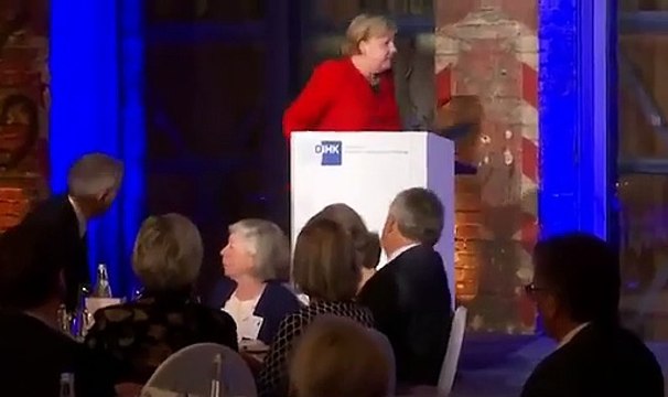 Merkel kürsüye çıkarken yere düştü