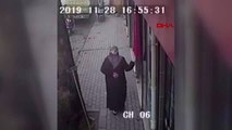 İşyeri önünde asılı türk bayrağını öpüp alnına koyan yaşlı kadın duygulandırdı