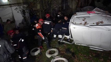Karabük'te kamyonet evin bahçesine düştü; 2 yaralı