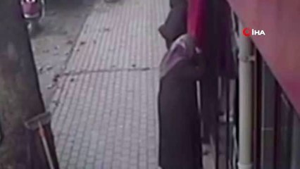 Yaşlı kadının bayrak sevgisi herkesi duygulandırdı...Yoldan geçerken gördüğü bayrağı böyle öptü